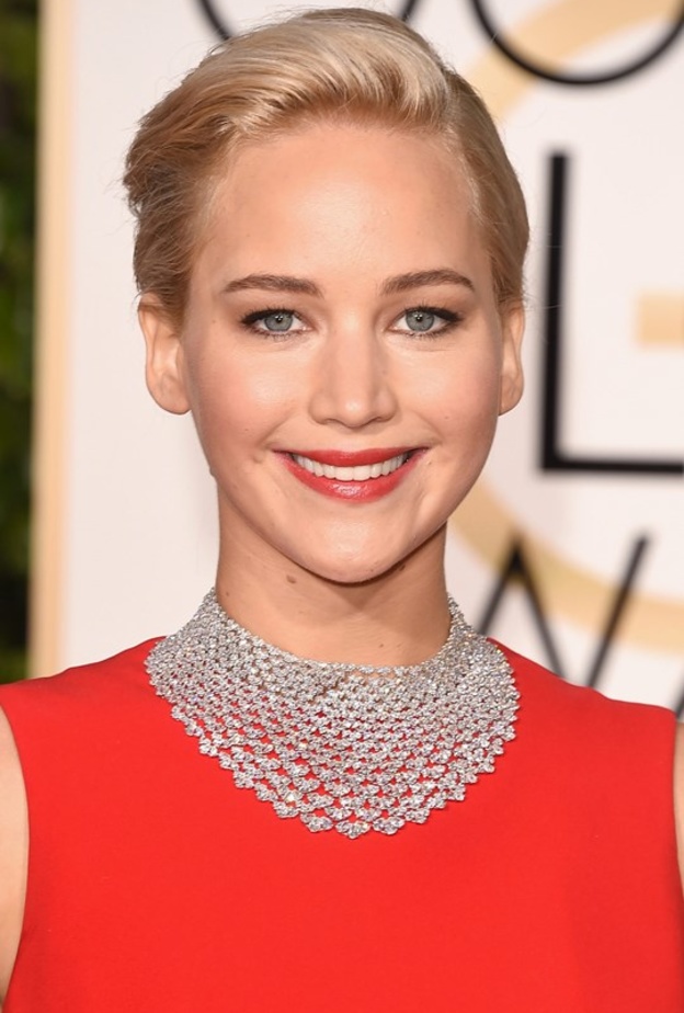 Jennifer Lawrence جينيفر لورانس متالقة بمكاج سموكي ناعم