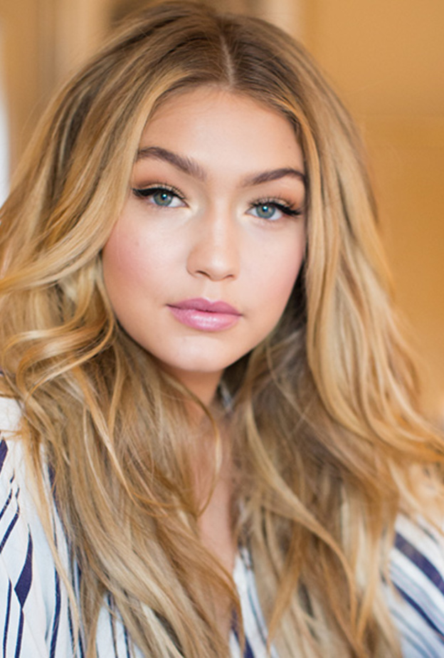 الآيلاينر المسحوب مع الشفاه الزهرية الفاتحة