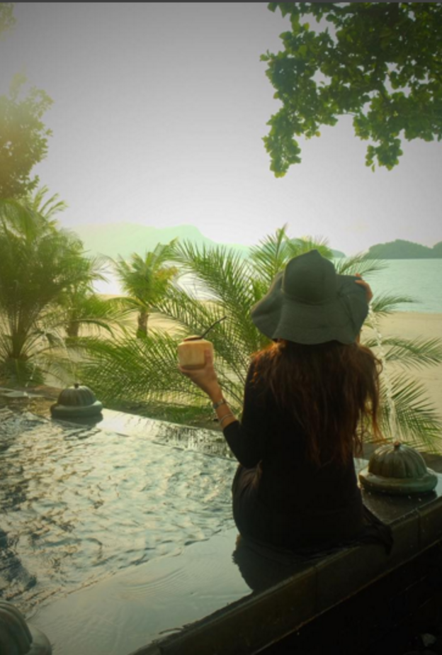 علا الفارس ولحظة تأمل بين احضان الطبيعة