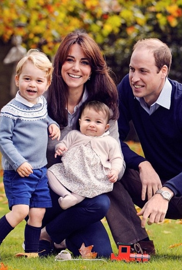  أصدرت الكامبريدج هذه الصورة لأسرتها بعد وقت قصير من ولادة شارلوت لبطاقة عيد الميلاد قبل ثلاث سنوات 2015