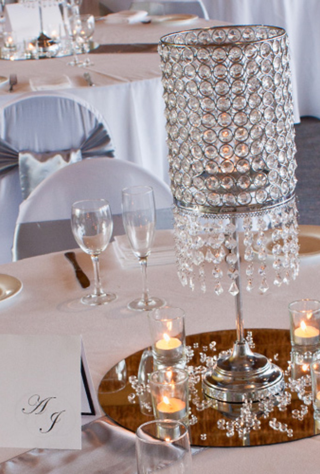 المرايا تتألق على طاولة زفافك