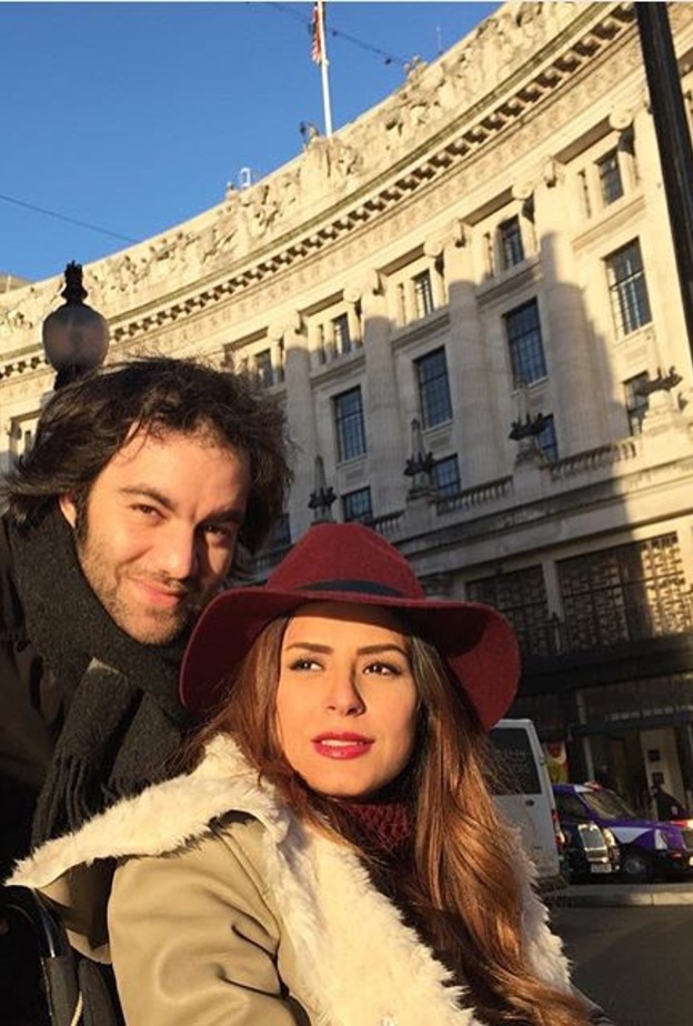 شريف رمزى يتجول مع زوجته بشوارع لندن على كرسي متحرك