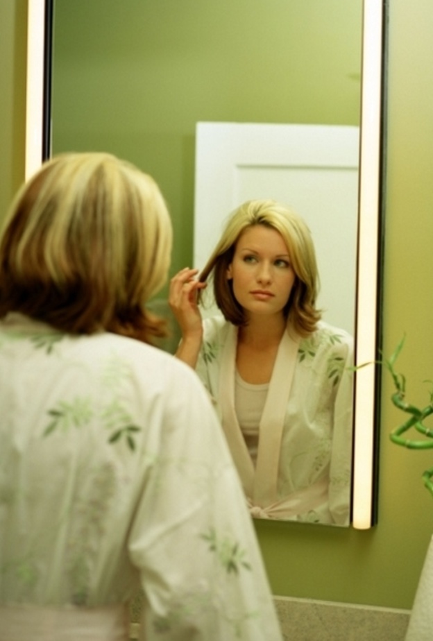 للأم.. حتى لا يصيبك الشيب المبكر عليك بذلك 