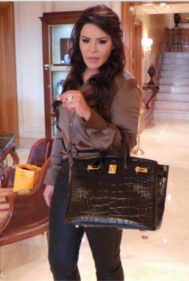 أحلام تحمل حقيبة هرمس من جلد التمساح