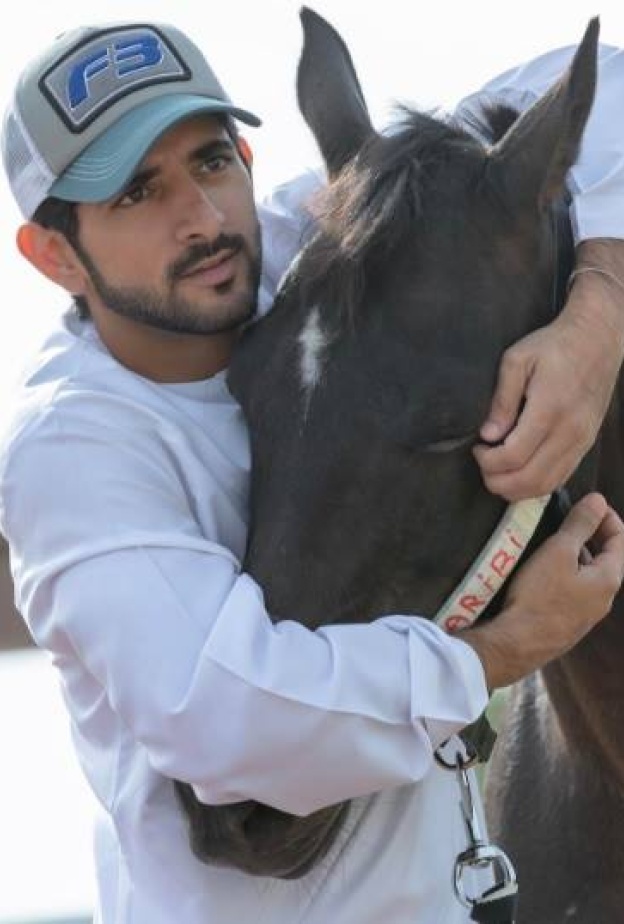 فزاع يبدأ يومه بعناق حميم مع الخيل ويصفها بالبداية المثالية!