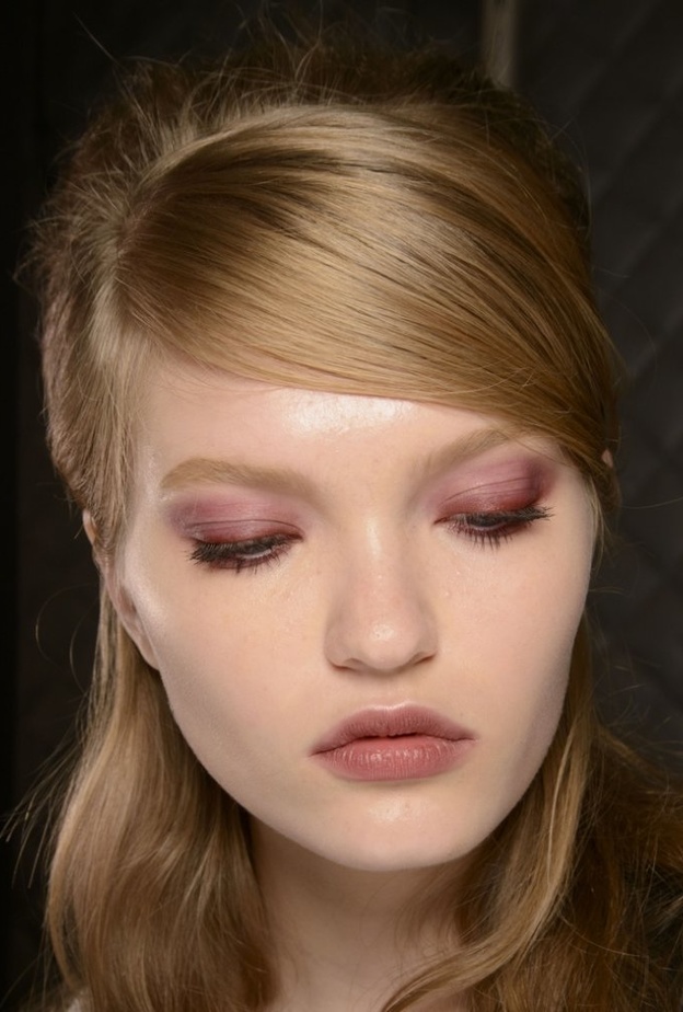 ميك اب ناعم بتدرجات الباستيل الزهري على كامل الجفون العليا للعين