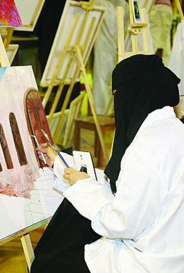 من الفنانات المشاركات في معرض عبير الاحساء
