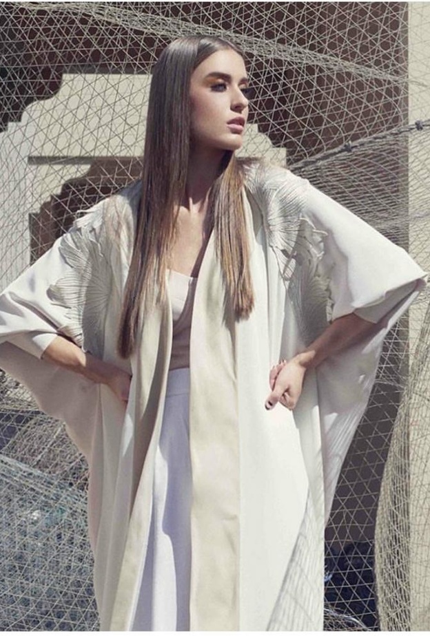 عباية بلون الاوف وايت من هال إينك