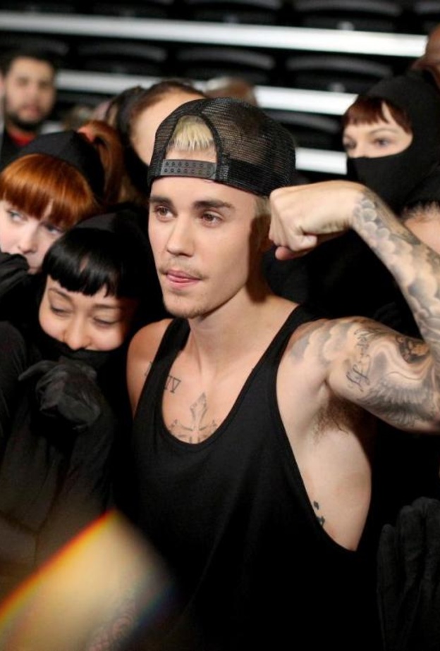 المغني جاستين بيبر يظهر عضلاته المشدودة في لقطة طريفة جمعته بمجموعة من الراقصين المساعدين في كواليس حفل جرامي لعام 2016