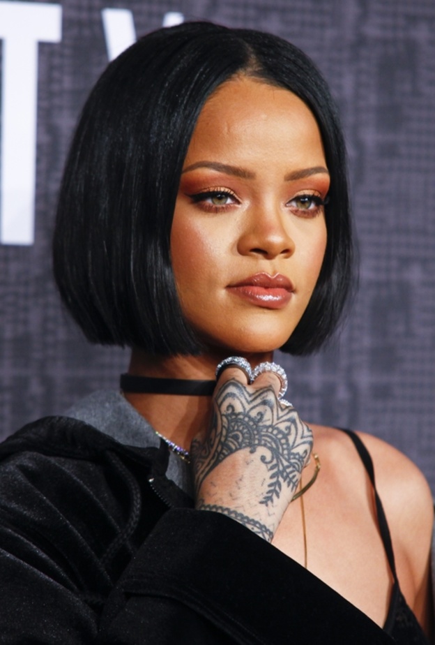 ريهانا مريضة بالحلق