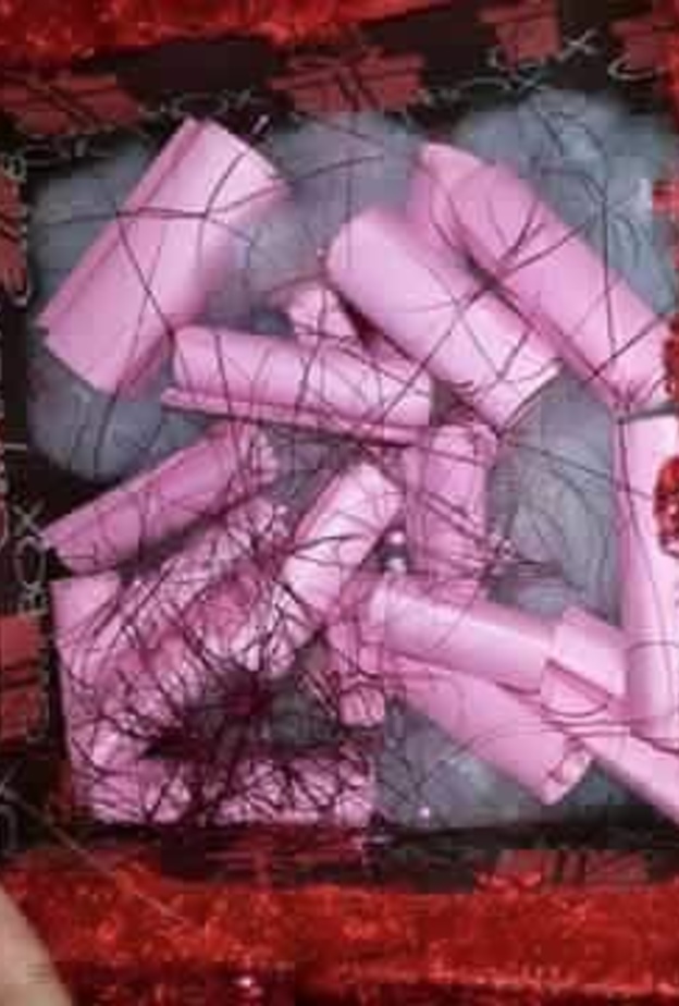 الهدية التي قدمتها الزوجة هي عبارة عن صندوق هدايا 