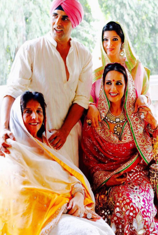 والدته ارونا باتيا وزوجة الممثلة المعتزلة تونكل كانا وشقيقته الكا باتيا