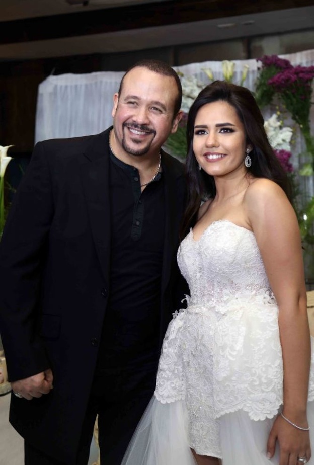 هشام عباس مع العروس