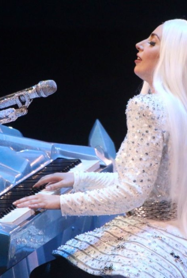 اول بيانو عزفت عليه ليدي غاغا