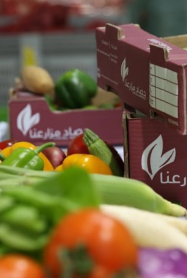 سيارات مبردة لبيع منتجات المزارع أمام مساجد أبوظبي في رمضان