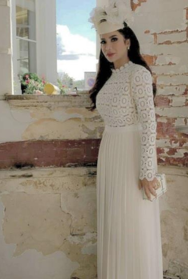 لجين عمران تتألق بالأبيض في رويال آسكوت بعدسة محمد سعيد حارب