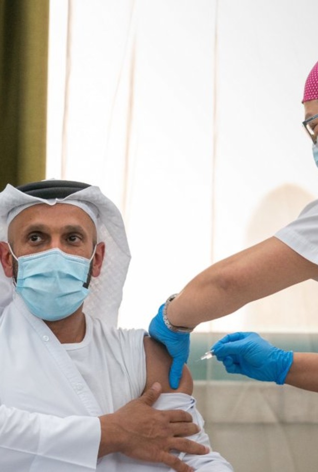 الشيخ عبدالله آل حامد رئيس دائرة الصحة بأبوظبي أول المشاركين في تجربة لقاح كوفيد -19