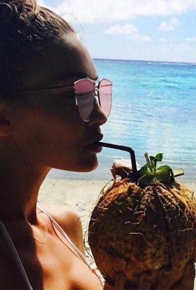 جيجي حديد تستمتع بشرب عصير جوز الهند خلال عطلتها مع زين مالك