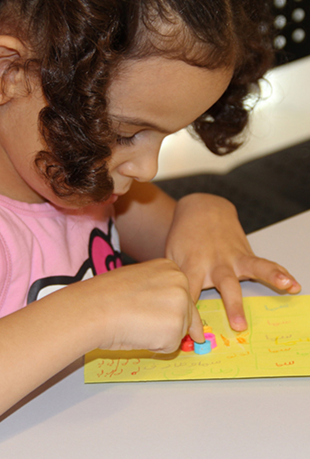 ورش فنية للأطفال في مركز القطارة للفنون في مدينة العين