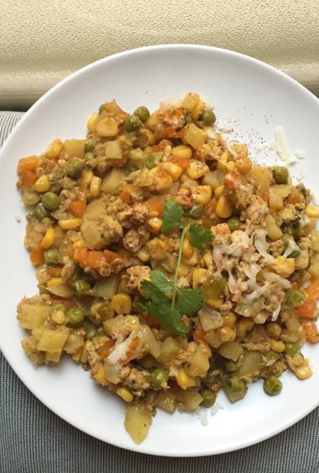 طبق الدجاج بالخضار من أعمال إرادة 