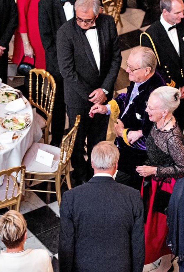 العائلة الدنماركية من حقبة الأربعينيات في حفل عشاء