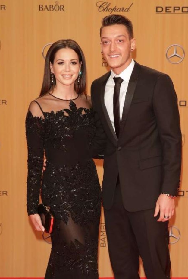 أوزيل مع صديقته السابقة ماندي كابريستو