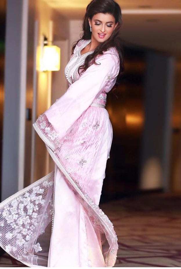 علا الفارس تتألق بثوب زهري اللون اليوم في السعودية