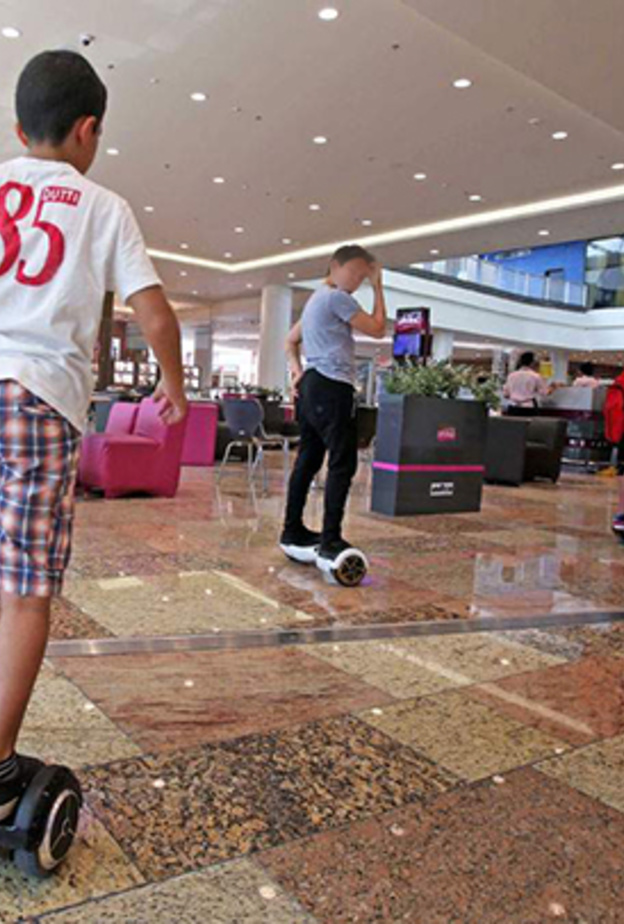  القرية العالمية في دبي .. تمنع عجلات التوازن الذكية