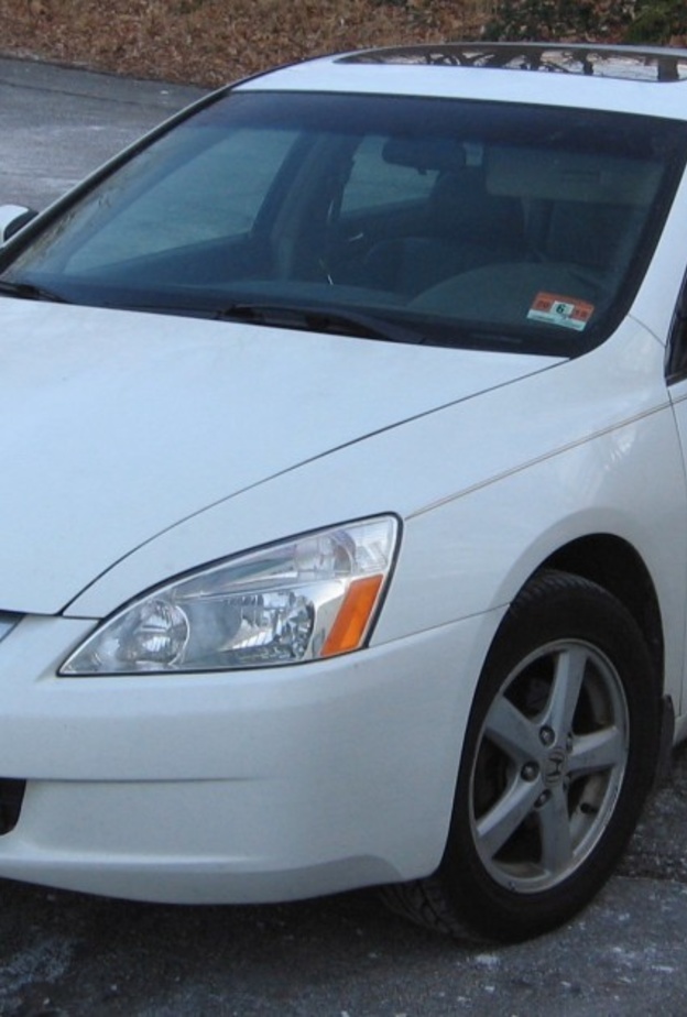 لخلاف على الفاتورة.. عجوز يقتحم فندقاً بسيارته