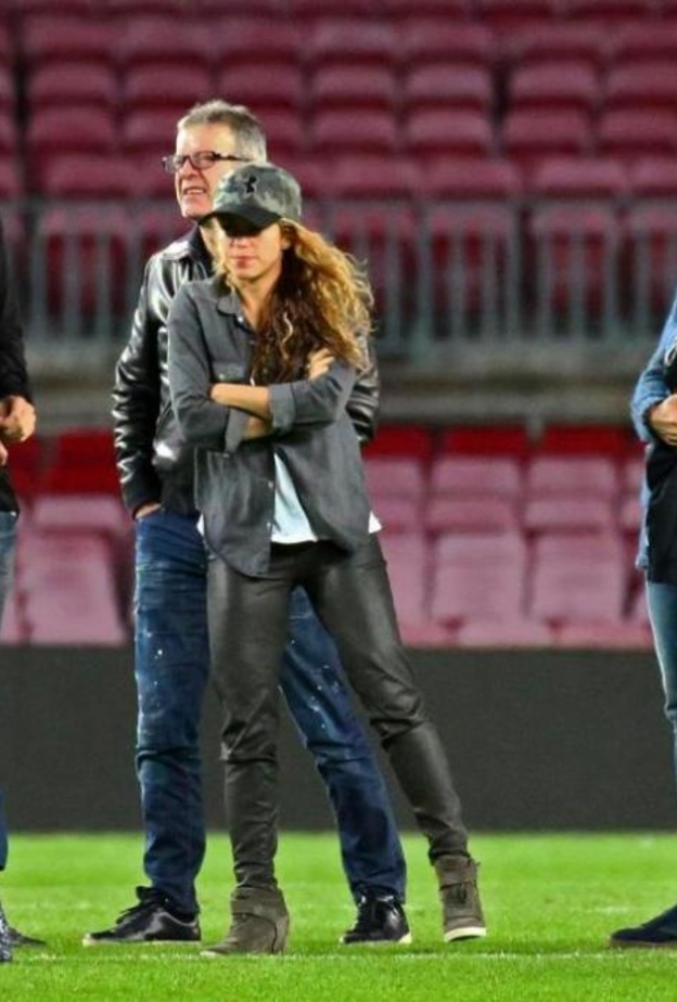 بالصور: شاكيرا تدعم بيكيه بعد لقاء برشلونة وغرناطة