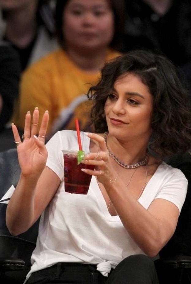 فانيسا هاجنز تستمتع بمشاهدة مباراة فريق كرة السلة المفضل لديها برفقة صديقاتها