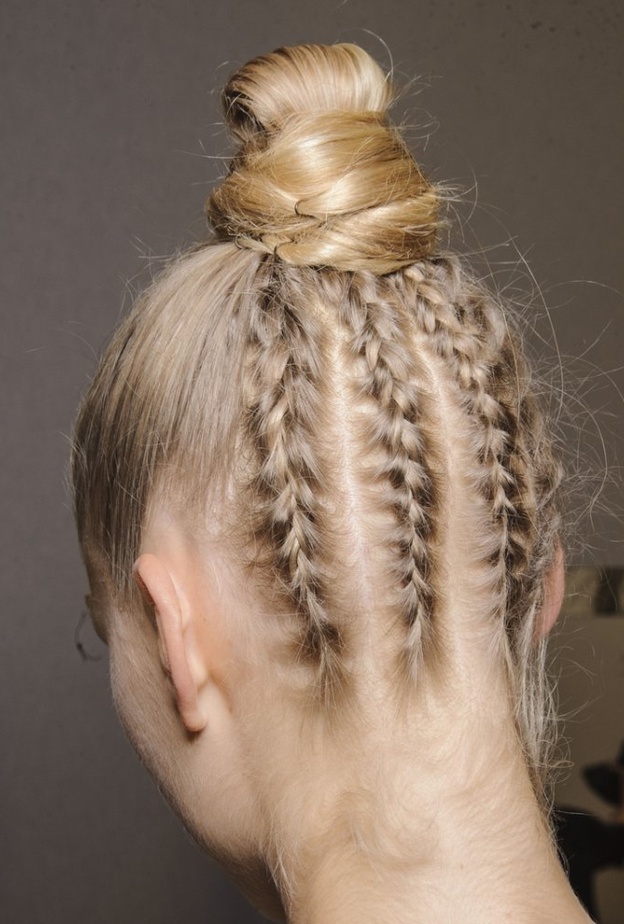 تسريحات شعر مع الشينيون بأسلوب كريستيان ديور Christian Dior