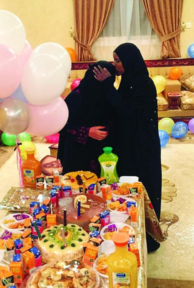 ربة المنزل في حفل وداع عاملتها