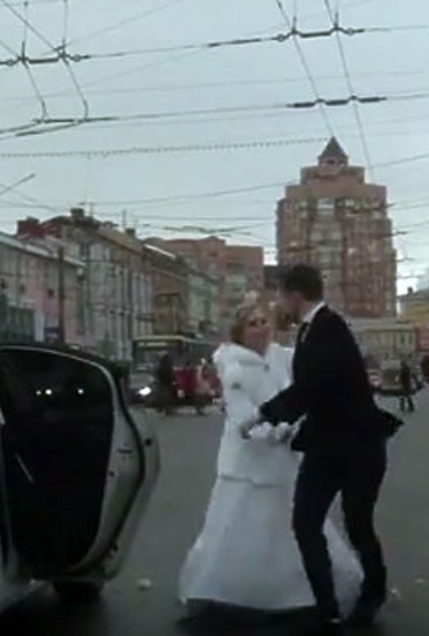 شحار عنبف بين عروسين