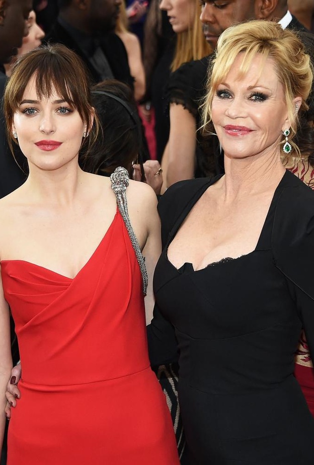 هل ورثت داكوتا جمالها من والدتها؟