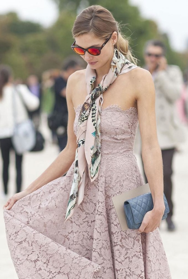 نسقي وشاح ناعم مع اطلالتك بالفستان المكشوف الأكتاف 