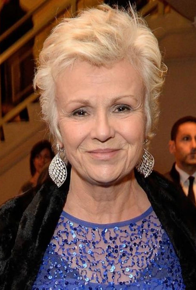 جوالي وهي ترتدي قرطاً من الماس