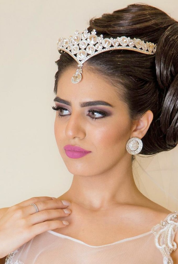 تميزي بتسريحة ملوكية يوم زفافك