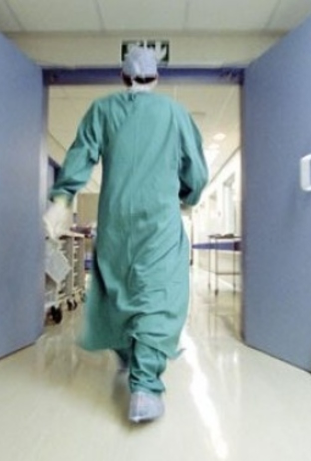 طبيبة تعتدي على مريضة بالضرب في غرفة العمليات