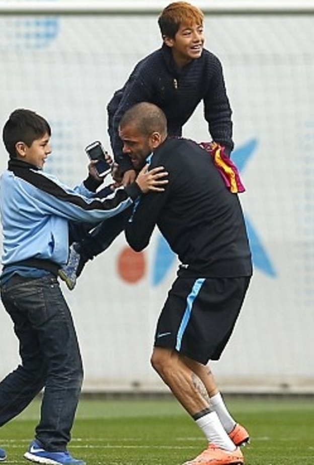 شاهد: اطفال يتسللون لتدريبات فريق برشلونة الأول