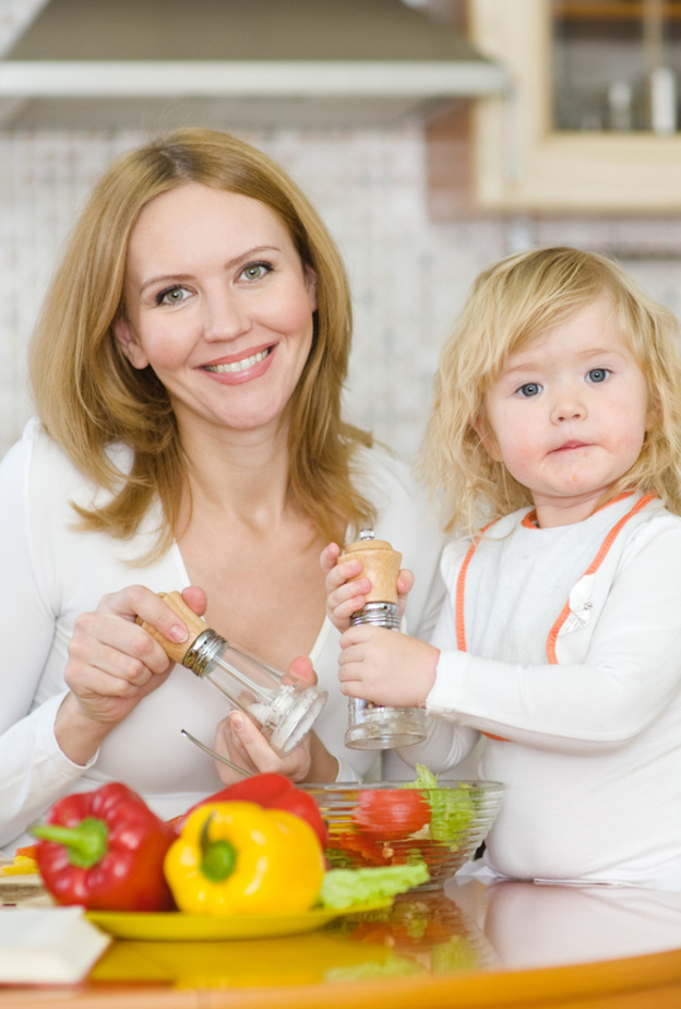 بأمر الأطباء .. هذه الأطعمة لا يجب على الأم تقديمها للطفل أبداً