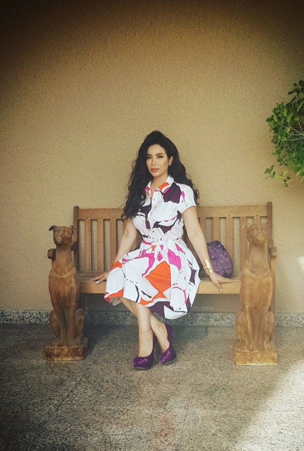 لجين عمران ترتدي فستان ابيض مع ورود ملونة لاطلالة صباحية منعشة