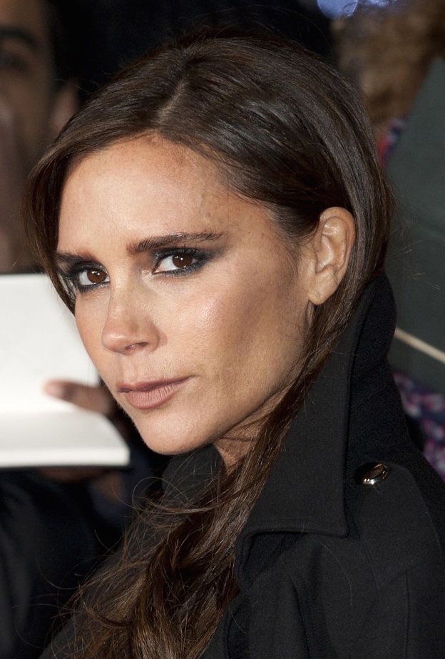 Victoria Beckham - فيكتوريا بيكهام في مكياج سموكي وشفاه نيود