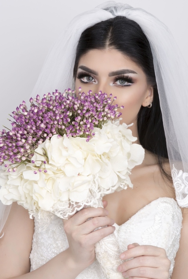 جمال العروسة في بساطتها وعفويتها امام الكاميرا