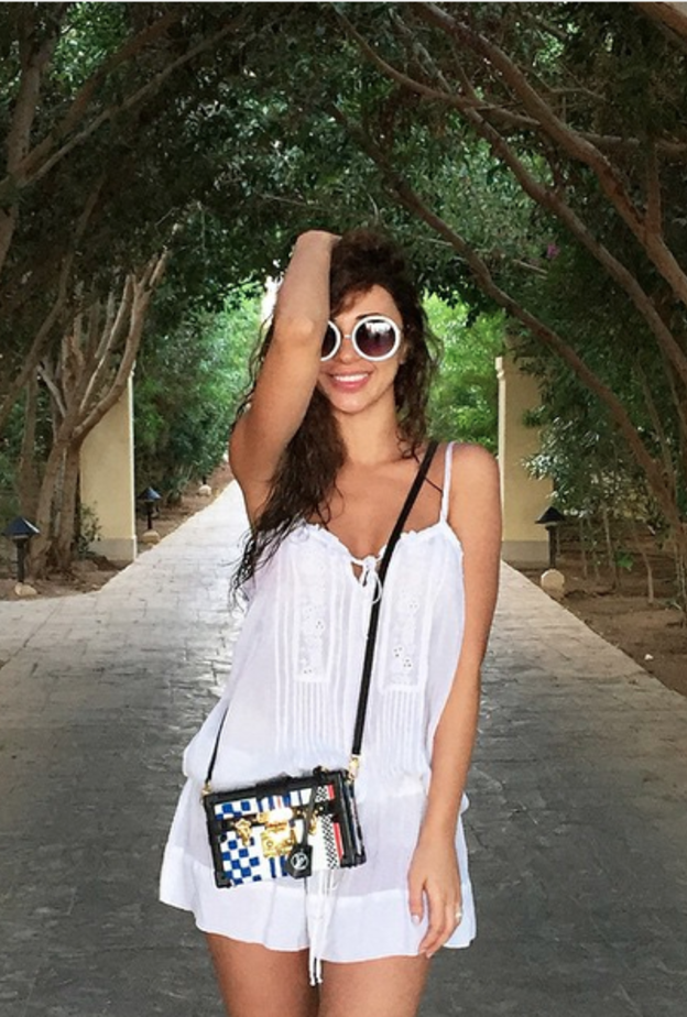 نسقت ميريام فارس بين شنطة يد من لويس فويتون ونظارات كبيرة مستوحاة من السبعينيان