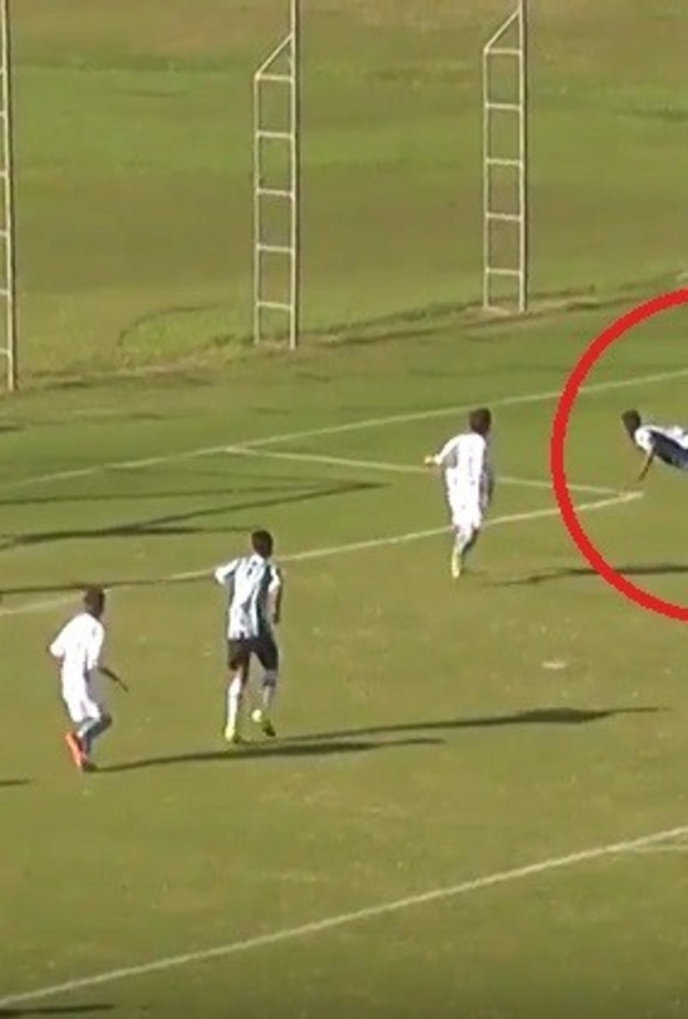 فيديو : فتى برازيلي يتصدر الصحف العالمية بـ ضربة العقرب