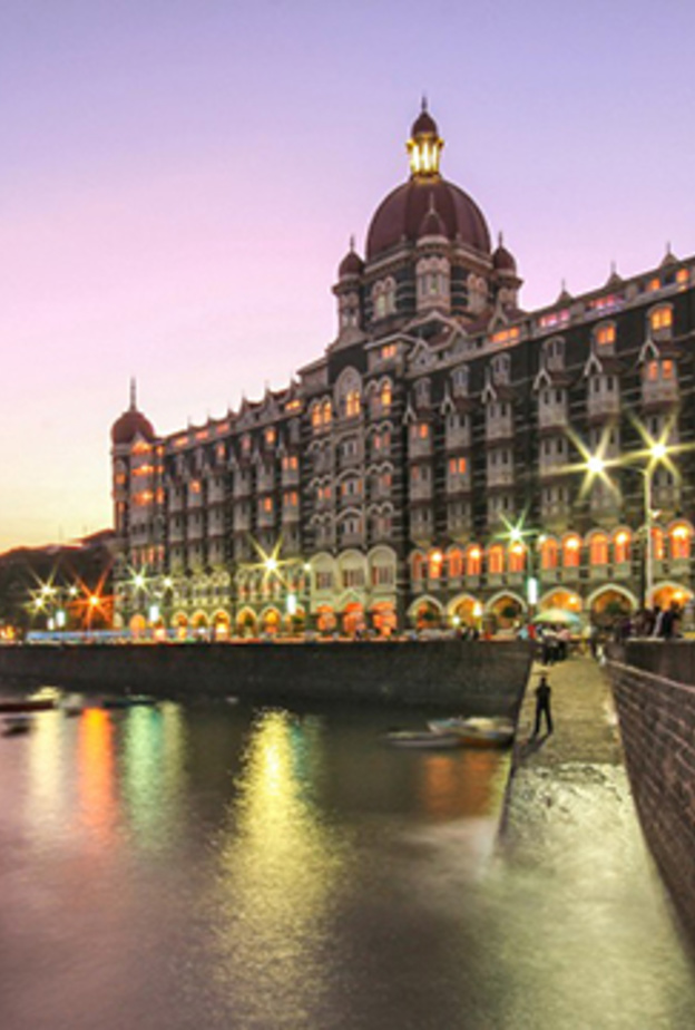 يتمتع الفندق بإطلالة على المدينة وعلى مرفأ مومباي والمحيط الهندي