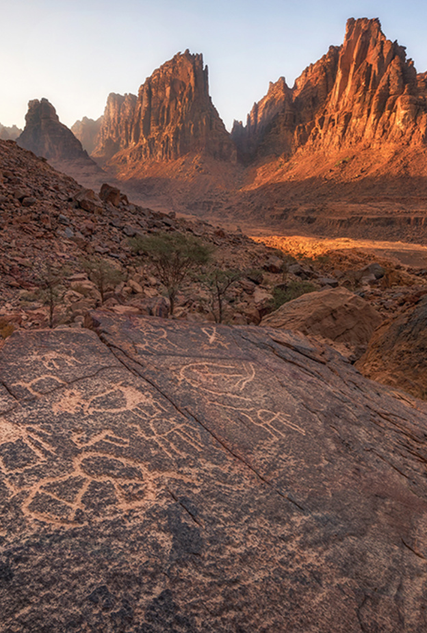 منحوتات صخرية على أحد الجبال في جبة