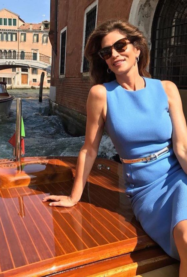 سيندي كروفرد خلال تمتعها باجازتها في مدينة البندقية الايطالية
