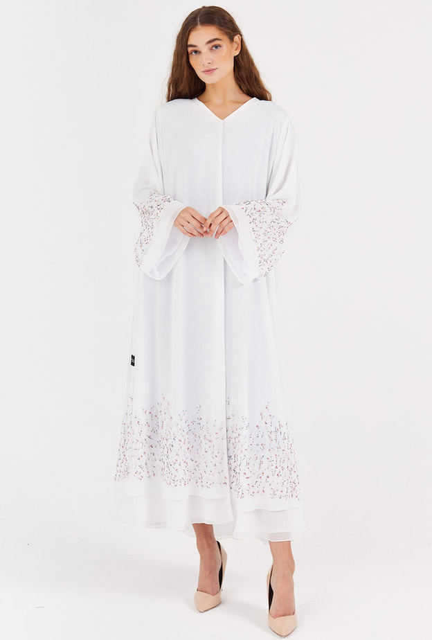 نعومة وأنوثة العباية باللون الأبيض مع لمسات جذابة من تصميم عبايات Bless